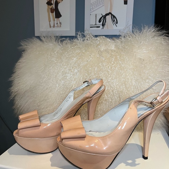 Stuart Weitzman Blush Patent Leather Peep Toe Slingback Heels with Bow. - Picture 2 of 9